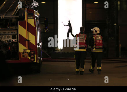 Les moteurs d'incendie peuvent être vus après une évacuation du court du centre le troisième jour des championnats de Wimbledon au All England Lawn tennis and Croquet Club, Wimbledon. Banque D'Images