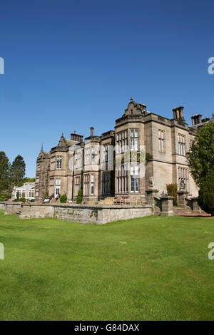 Matfen Hall dans le Northumberland, en Angleterre. Le manoir de style néo-gothique, est un hôtel de luxe avec un restaurant, spa et golf. Banque D'Images