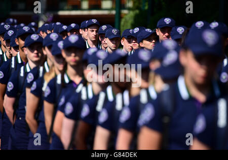 Les garçons et les filles de baseball avant le sixième jour des championnats de Wimbledon au All England Lawn tennis and Croquet Club, Wimbledon. APPUYEZ SUR ASSOCIATION photo. Date de la photo: Samedi 4 juillet 2015. Voir PA Story TENNIS Wimbledon. Le crédit photo devrait se lire comme suit : Dominic Lipinski/PA Wire. RESTRICTIONS : aucune utilisation commerciale sans le consentement écrit préalable de l'AELTC. Utilisation d'images fixes uniquement - aucune image mobile à émuler. Pas de superposition ou de suppression des logos de sponsor/annonce. Banque D'Images