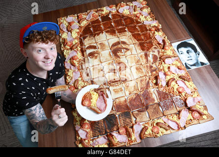 L'artiste Nathan Wyburn met la touche finale à un portrait du joueur de tennis anglais James Ward, qu'il a créé pour le Hilton Bournemouth en utilisant les ingrédients du petit déjeuner de l'hôtel. Banque D'Images