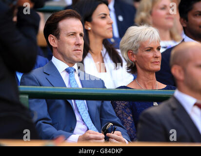 Anton du Beke et Judy Murray dans la boîte royale pendant le sixième jour des championnats de Wimbledon au All England Lawn tennis and Croquet Club, Wimbledon. Banque D'Images