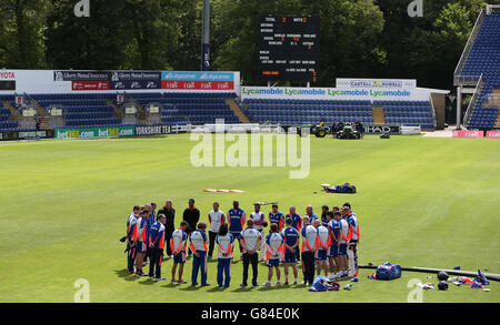 Les joueurs d'Angleterre observent un silence de quelques minutes au stade SWALEC de Cardiff, pour marquer l'anniversaire des attentats terroristes de 7/7 à Londres. Banque D'Images