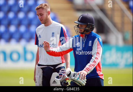 Stuart Broad (à gauche) et Joe Root (à droite), en Angleterre, lors de la session du réseau, avant le premier test Investec Ashes au stade SWALEC, à Cardiff. Banque D'Images