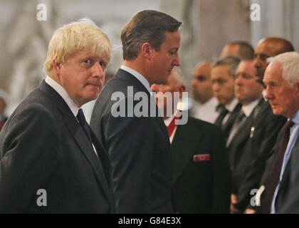 Le maire de Londres Boris Johnson et le Premier ministre britannique David Cameron quittent leur service à la cathédrale Saint-Paul pour commémorer le dixième anniversaire des attentats à la bombe de Londres. Banque D'Images
