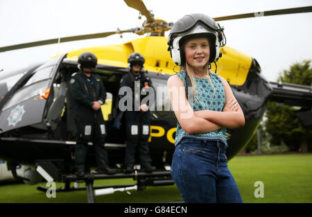 Alanna Casement, 12 ans, d'Annacloy, Co Down, après avoir rencontré les ambulanciers paramédicaux et les policiers qui ont contribué à sauver sa vie après qu'elle a rompu une artère de jambe lors d'un accident de vélo freak au parc forestier de Castlewellan en juillet dernier. Banque D'Images