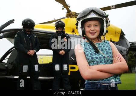 Alanna Casement, 12 ans, d'Annacloy, Co Down, après avoir rencontré les ambulanciers paramédicaux et les policiers qui ont contribué à sauver sa vie après qu'elle a rompu une artère de jambe lors d'un accident de vélo freak au parc forestier de Castlewellan en juillet dernier. Banque D'Images