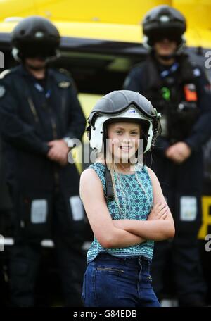 Alanna Casement, 12 ans, d'Annacloy, Co Down, après avoir rencontré les ambulanciers paramédicaux et les policiers qui ont contribué à sauver sa vie après qu'elle a rompu une artère de jambe lors d'un accident de vélo freak au parc forestier de Castlewellan en juillet dernier. Banque D'Images