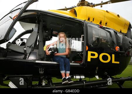 Alanna Casement, 12 ans, d'Annacloy, Co Down, après avoir rencontré les ambulanciers paramédicaux et les policiers qui ont contribué à sauver sa vie après qu'elle a rompu une artère de jambe lors d'un accident de vélo freak au parc forestier de Castlewellan en juillet dernier. Banque D'Images