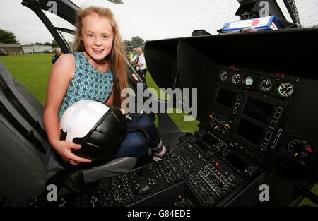 Alanna Casement, 12 ans, d'Annacloy, Co Down, après avoir rencontré les ambulanciers paramédicaux et les policiers qui ont contribué à sauver sa vie après qu'elle a rompu une artère de jambe lors d'un accident de vélo freak au parc forestier de Castlewellan en juillet dernier. Banque D'Images