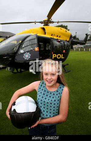 Alanna Casement, 12 ans, d'Annacloy, Co Down, après avoir rencontré les ambulanciers paramédicaux et les policiers qui ont contribué à sauver sa vie après qu'elle a rompu une artère de jambe lors d'un accident de vélo freak au parc forestier de Castlewellan en juillet dernier. Banque D'Images