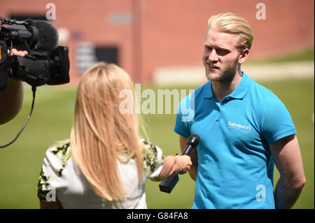 Athlétisme - lancement des jeux de Sainsbury's School avec Jonnie Peacock - long Eaton.Le coureur Jonnie Peacock (à gauche) lors du lancement des Sainsbury's School Games au Trent College, long Eaton Banque D'Images