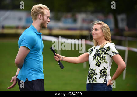 Le coureur Jonnie Peacock (à gauche) est interviewé par Kirsty Edwards (à droite) de la BBC lors du lancement des Jeux scolaires de Sainsbury au Trent College, long Eaton Banque D'Images