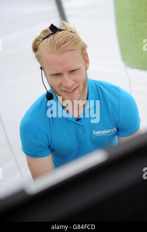 Le coureur Jonnie Peacock parle à la presse lors du lancement des Jeux scolaires de Sainsbury au Trent College, long Eaton. Banque D'Images