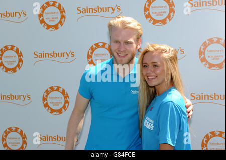 Le coureur Jonnie Peacock pose avec des écoliers lors du lancement des Sainsbury's School Games au Trent College, long Eaton Banque D'Images