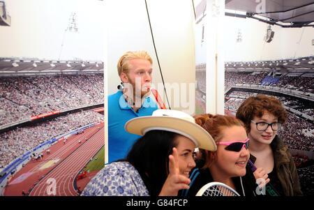 Athlétisme - lancement des jeux de Sainsbury's School avec Jonnie Peacock - long Eaton.La coureur Jonnie Peacock surprend les écoliers lors du lancement des Sainsbury's School Games au Trent College, long Eaton Banque D'Images