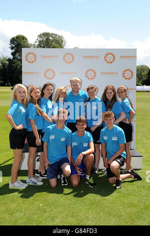 Athlétisme - lancement des jeux de Sainsbury's School avec Jonnie Peacock - long Eaton.Le coureur Jonnie Peacock pose avec des écoliers lors du lancement des Sainsbury's School Games au Trent College, long Eaton Banque D'Images