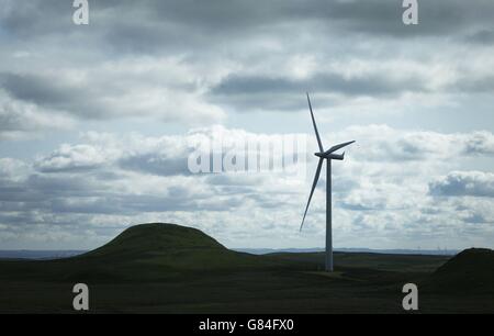 Une vue sur les éoliennes à Whitelee Windfarm, dans l'est du Renfrewshire, le plus grand parc éolien du Royaume-Uni, comme l'a déclaré le gouvernement écossais, un sommet d'urgence s'est réuni à la suite de la décision de Westminster de mettre fin à un programme de subvention pour les parcs éoliens onshore a rassemblé plus de 200 personnes. Banque D'Images