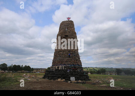 Un feu de joie dans la région de New Mosley à Belfast, des centaines de feux seront mis à feu à minuit, le 11 juillet, tandis que les loyalistes célèbrent le 12 juillet, en souvenir de la défaite du roi catholique James, par le prince protestant d'Orange en 1690. Banque D'Images