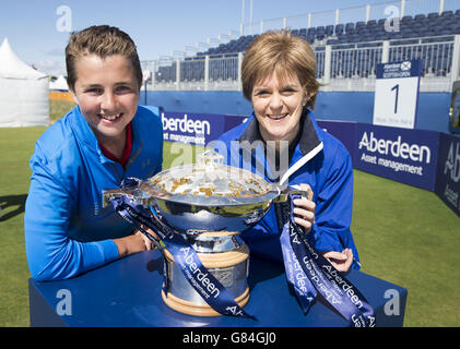 Le premier ministre d'Écosse, Nicola Sturgeon, pose avec le trophée Aberdeen Asset Management Trophée avec le jeune Jonathan Cookson qui a reçu une place le mercredi pro am dans le cadre du programme de golf du Club au cours du quatrième jour de l'Open écossais au Gullane Golf Club, East Lothian. Banque D'Images