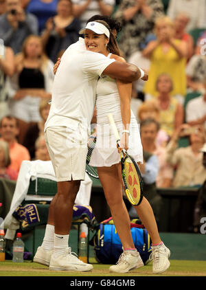 Martina Hingis et Leander Paes célèbrent la victoire de la finale des doubles mixtes le treize jour des championnats de Wimbledon au All England Lawn tennis and Croquet Club, Wimbledon. Banque D'Images