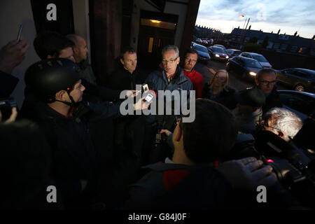 Gerry Kelly de Sinn Fein parle des médias après qu'un certain nombre d'officiers de police ont été blessés après que des loyalistes se soient révoltés à Belfast lorsqu'un défilé controversé de l'ordre orange a été interrompu. Banque D'Images