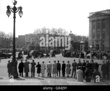 Les dirigeants russes, le maréchal Nikolai Bulganin et Nikita Kruchtchev, arrivent au palais de Buckingham dans un convoi de voitures. Banque D'Images