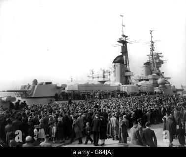 Une foule énorme sur le chantier naval de Portsmouth pour voir les navires de guerre soviétiques qui ont amené le maréchal Nikolai Bulganin et Nikita Kruchtchev pour une visite de 10 jours en Grande-Bretagne. Banque D'Images