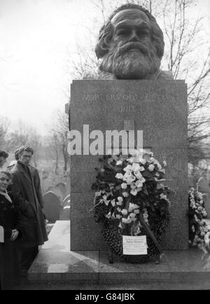 Une couronne de six pieds d'œillets blancs et de gladioli, de lys d'arum et de roses rouges est photographiée sur la tombe de Karl Marx dans le cimetière de Highgate à Londres. Il y a été placé lors d'une cérémonie de 10 minutes en visitant le maréchal Nikolai Bulganin et Nikita Kruchtchev. Banque D'Images