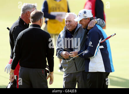 L'ancien golfeur américain Arnold Palmer (au centre) avec Paul Lawrie (à droite) en Écosse, Darren Clarke (à gauche) en Irlande du Nord et Bill Rogers aux États-Unis lors du Champions Challenge à St Andrews, Fife. Banque D'Images