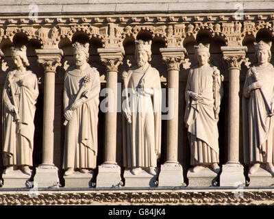 Statues le long de la façade de la cathédrale notre Dame, Paris, France Banque D'Images