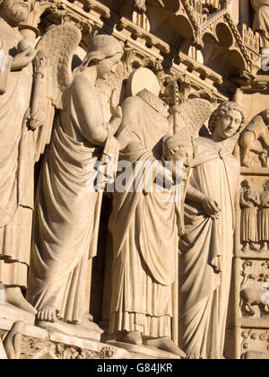 Statues le long de la façade de la cathédrale notre Dame, Paris, France Banque D'Images