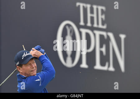 Le Tom Watson des États-Unis débarque le 1er jour de l'Open Championship 2015 à St Andrews, Fife. APPUYEZ SUR ASSOCIATION photo. Date de la photo: Jeudi 16 juillet 2015. Voir PA Story GOLF Open. Le crédit photo devrait se lire: Owen Humphreys/PA Wire. RESTRICTIONS: . Appelez le +44 (0)1158 447447 pour plus d'informations. Banque D'Images