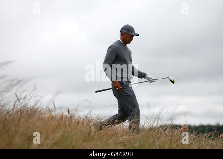 Le Tiger Woods des États-Unis apparaît abattu au cours du premier jour du Championnat d'Open 2015 à St Andrews, Fife. Banque D'Images