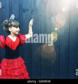 Fille en vêtements traditionnels de flamenco espagnol Banque D'Images