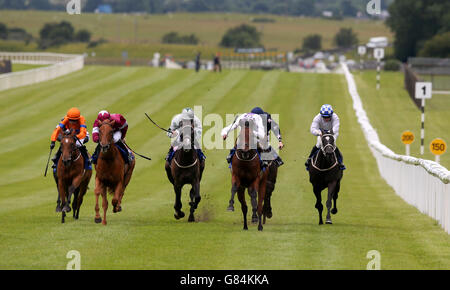 Leath Na Hoibre, monté par le jockey Kevin Manning (troisième à droite) sur le chemin de la victoire de la pépinière d'excellence de course irlandaise Pat O'Donovan au cours du deuxième jour du week-end Darley Irish Oaks au Curragh Racecourse, Kildare. Banque D'Images