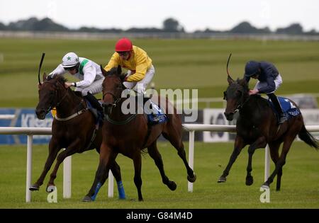 Diamond Rio criblé par le jockey Daniel Redmond (au centre) sur le chemin de gagner le Waxperts Fillies Maiden pendant le deuxième jour du week-end Darley Irish Oaks au Curragh Racecourse, Kildare. Banque D'Images