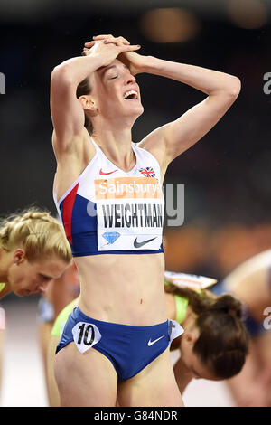 Laura Weightman, en Grande-Bretagne, réagit après avoir remporté la finale féminine de 1500m lors du premier jour des Jeux d'anniversaire de Sainsbury au stade du parc olympique Queen Elizabeth, à Londres. Banque D'Images