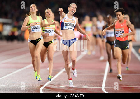 Laura Weightman, en Grande-Bretagne, célèbre la victoire de la finale féminine de 1500m au cours du premier jour des Jeux d'anniversaire de Sainsbury au stade du parc olympique Queen Elizabeth, à Londres. Banque D'Images