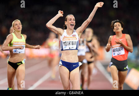 Laura Weightman, en Grande-Bretagne, célèbre la victoire de la finale féminine de 1500m au cours du premier jour des Jeux d'anniversaire de Sainsbury au stade du parc olympique Queen Elizabeth, à Londres. Banque D'Images