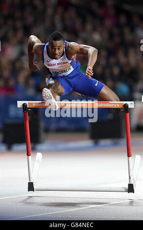 David Omoregie en Grande-Bretagne lors de la finale masculine de 110m haies lors de la première journée des Jeux du Saint-Fir's Anniversary au stade du parc olympique Queen Elizabeth, Londres. Banque D'Images