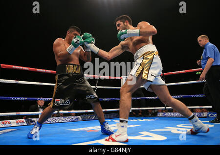 Frank Buglioni (à droite) en action contre Fernando Castaneda à la SSE Arena, Londres. APPUYEZ SUR ASSOCIATION photo. Date de la photo : vendredi 24 juillet 2015. Voir PA Story BOXE Londres. Le crédit photo devrait se lire comme suit : John Walton/PA Wire à la SSE Arena, Londres. APPUYEZ SUR ASSOCIATION photo. Date de la photo : vendredi 24 juillet 2015. Voir PA Story BOXE Londres. Le crédit photo devrait se lire comme suit : John Walton/PA Wire Banque D'Images