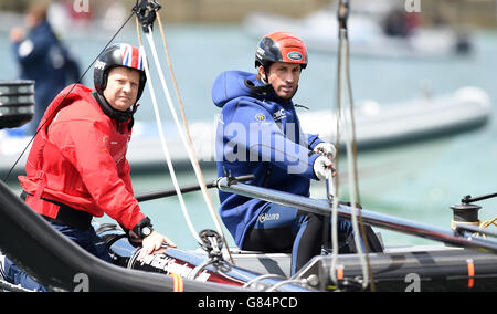 Le skipper de Land Rover SIR Ben Ainslie (à droite) en compagnie de Sir Charles Dunstone, CVO et actionnaire fondateur et président DU BAR, quitte le port pour la première course le troisième jour de la coupe de l'Amérique à Portsmouth, au Royaume-Uni Banque D'Images