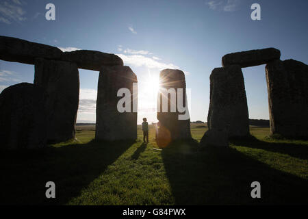 Thea Hunt, 8 ans, de Wordsley, West Midlands, lance le premier des événements de prise de contrôle des enfants du patrimoine anglais - une visite du cercle de pierres à Stonehenge dans le Wiltshire. Banque D'Images