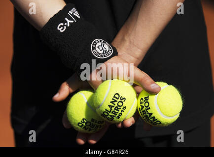 Une vue détaillée d'une balle de tennis tenue lors de la demi-finale féminine du 12 e jour de l'Open de France à Roland Garros le 4 juin 2015 à Paris, France Banque D'Images