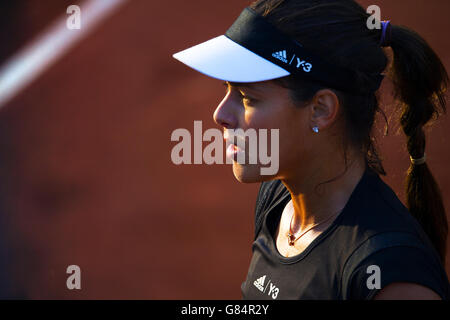 Ana Ivanovic en action lors de son deuxième tour de femmes célibataires match contre Misaki Doi le quatrième jour de l'Open de France à Roland Garros le 27 mai 2015 à Paris, France Banque D'Images