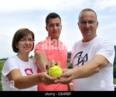 Tennis - Aljaz Bedene Feature - Ljubljana. Darlen, Alijaz et Branko Bedene avec une affiche Banque D'Images