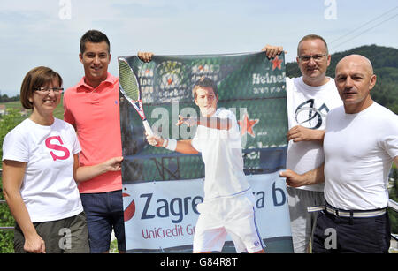Tennis - Aljaz Bedene Feature - Ljubljana. Darlen, Alijaz et Branko Bedene avec une affiche Banque D'Images