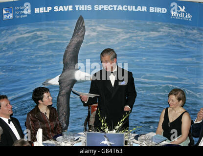 Le prince de Galles et Dame Ellen MacArthur (au centre à gauche) se sont associés dans le combat pour « Save the Albatross » lors d'un dîner RSPB Banque D'Images