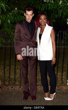 Mark Ronson et ses clients arrivent à la Serpentine Gallery Summer Party à Hyde Park, Londres. APPUYEZ SUR ASSOCIATION photo. Date de la photo: Jeudi 02 juillet 2015. Le crédit photo devrait se lire comme suit : Ian West/PA Wire Banque D'Images