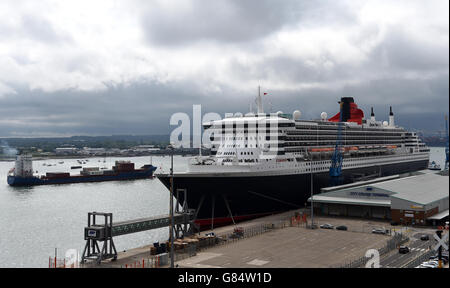 Vue générale du port Queen Mary 2 du bateau de croisière de Cunard Côté au Berth 101 dans Southampton Docks Banque D'Images